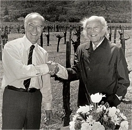 O Sr. Robert Mondavi, à esquerda, e o Barão Philippe de Rothschild em 1980. Crédito...Bettmann/Corbis