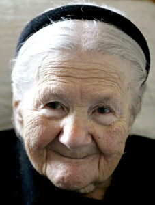 Irena Sendler posa em sua casa em Varsóvia, em foto de 14 de março de 2007 (Foto: Katarina Stoltz/Reuters)