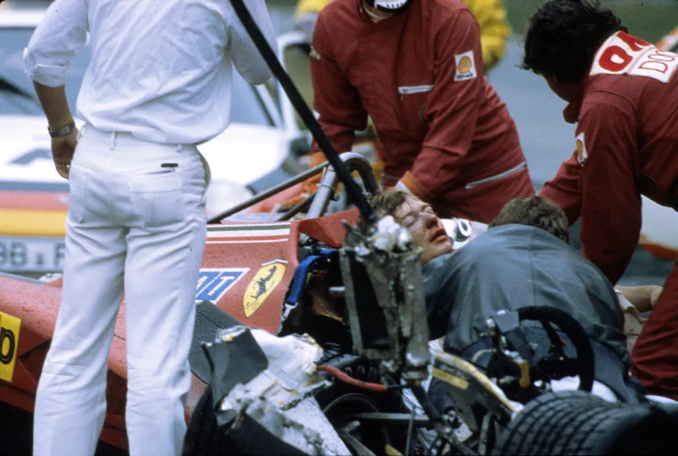 Didier Pironi teve múltiplas fraturas nas pernas após acidente em Hockenheim, em 1982 — Foto: Getty Images