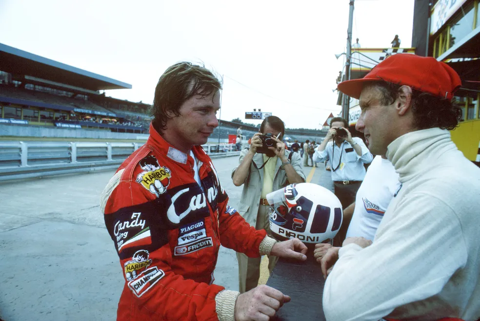 Didier Pironi com Niki Lauda nos treinos para o GP da Alemanha de 1982 — Foto: Getty Images