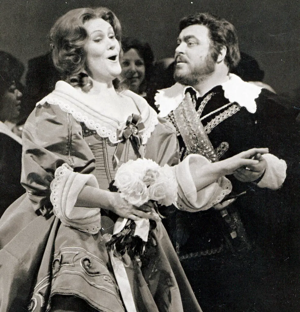 Joan Sutherland e Luciano Pavarotti em “I Puritani” no Metropolitan Opera em 1976.Crédito...Imprensa Associada