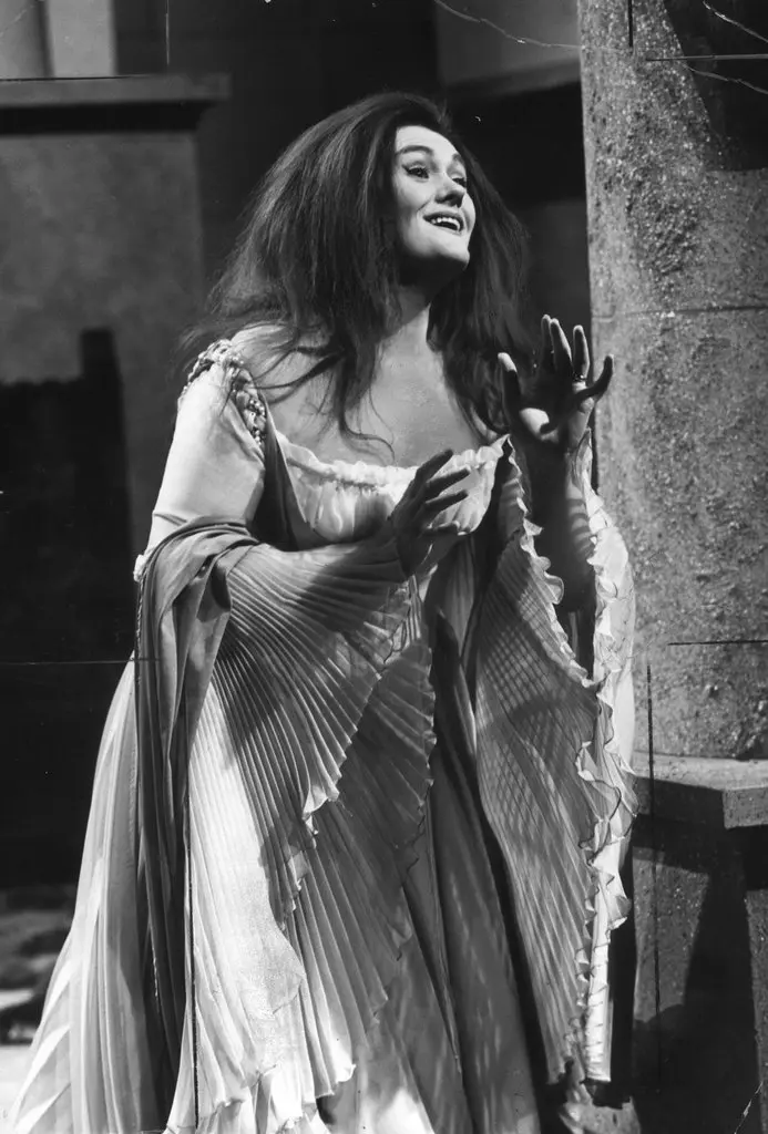 Joan Sutherland em 1965 em seu papel principal, Lucia di Lammermoor. Ela ajudou a restaurar a popularidade das óperas de bel canto.Crédito...Bob Ganley/NBC