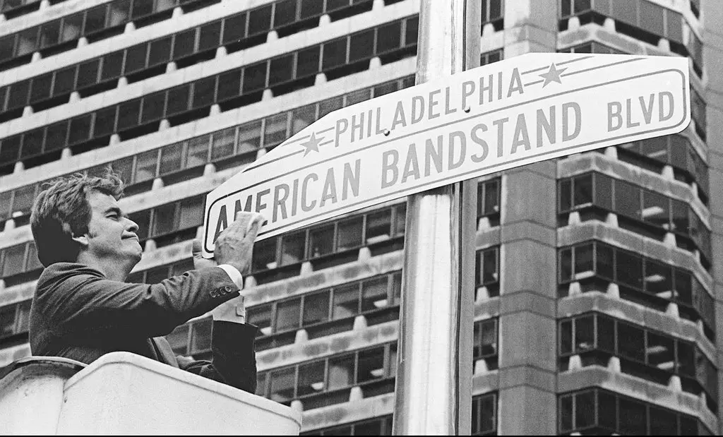 Dick Clark poliu uma nova placa que mudou uma parte da Market Street da Filadélfia para American Bandstand Boulevard em 1981.Crédito...Ludwig/Associated Press