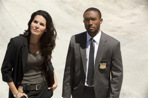 Com Angie Harmon em 'Rizzoli & Isles' (Foto: TNT)