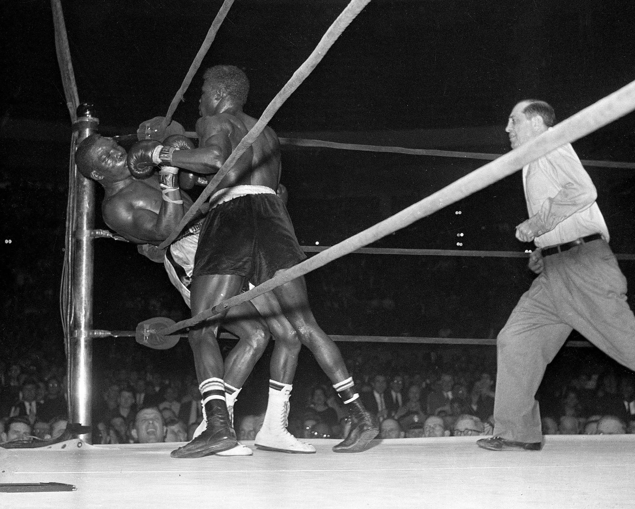 Emile Griffith derrotou Benny Paret em uma briga no Madison Square Garden em 24 de março de 1962. (Crédito da fotografia: Cortesia Imprensa associada)