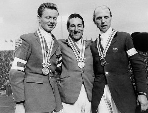 D'Oriola posa para foto entre o alemão Hermann Schridde (esq.) e o britânico Peter Robeson, nos Jogos de 1964.  (Foto: 24 de out. de 1964 /France Presse)