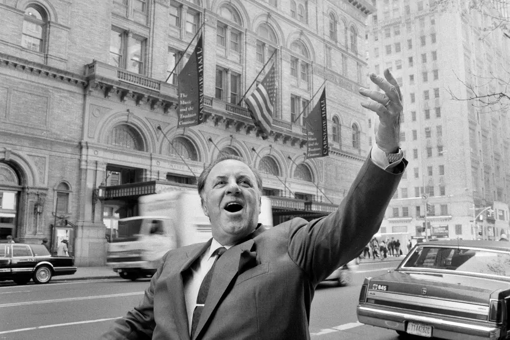 Carlo Bergonzi em frente ao Carnegie Hall em Manhattan em 1994. Ele foi considerado o tenor de Verdi mais eminente de sua época, cantando mais de 300 vezes com a Metropolitan Opera de Nova York. (Crédito...Don Hogan Charles/The New York Times)