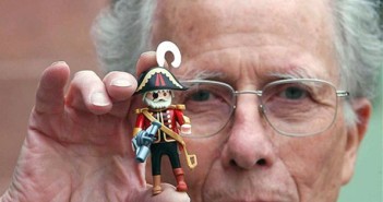 Hans Beck, criador do Playmobil, posa ao lado de exemplar do brinquedo em foto de 2004. (Foto: AFP)