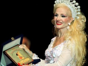 A cantora e atriz libanesa Sabah recebe medalha durante festival no Cairo, Egito, em 2001 (Foto: AHMAD ABDEL HAMED/AFP)