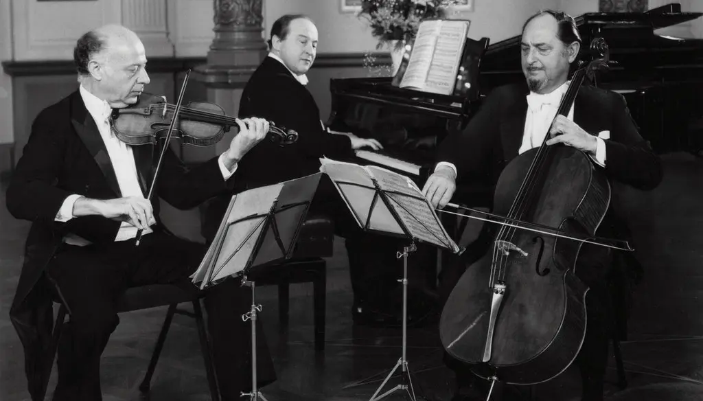 O Beaux Arts Trio no início dos anos 1980: a partir da esquerda, Isidore Cohen, Menahem Pressler e Bernard Greenhouse. O conjunto era conhecido pelo requinte e pela continuidade de sua formação. (Crédito da fotografia: Bert Mulder)