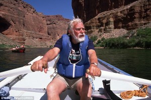 Martin Litton, retratado em 1991, remando um dory no Parque Nacional do Grand Canyon, Arizona. (Ton Bean/ CORBIS)