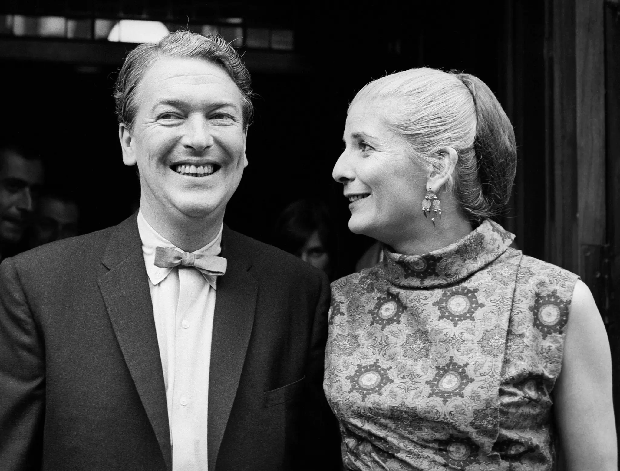 Elizabeth Jane Howard e Kingsley Amis em Londres em 1965.Crédito...Associação de Imprensa, via Associated Press