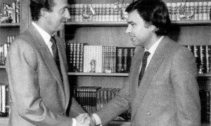 Democracia. Em 1982, Felipe González, eleito primeiro-ministro da Espanha, cumprimenta o Rei Juan Carlos (Foto: UPI)