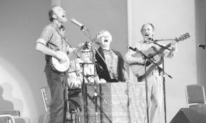 A cantora e o grupo The Weavers em apresentação no Carnegie Hall, nos anos 1980 - (Foto: Ricard Drew/AP) 