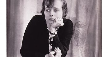 Berenice Abbott, Betty Parsons, c. 1927; Impressão em prata vintage, 2 1/8 x 2 3/8 pol.; Museu Nacional de Mulheres nas Artes, Presente de Wallace e Wilhelmina Holladay