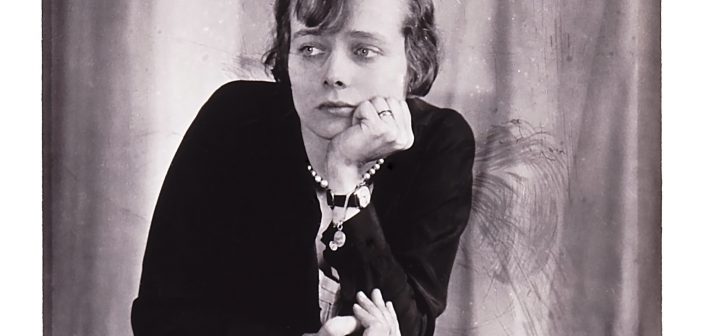 Berenice Abbott, Betty Parsons, c. 1927; Impressão em prata vintage, 2 1/8 x 2 3/8 pol.; Museu Nacional de Mulheres nas Artes, Presente de Wallace e Wilhelmina Holladay