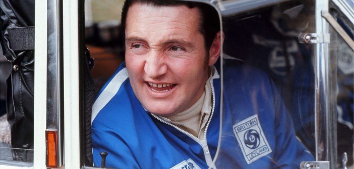 Paddy Hopkirk, piloto de corrida que teve uma vitória celebrada em um Mini Cooper no Rally de Monte Carlo de 1964 – The Telegraph /DIREITOS RESERVADOS)