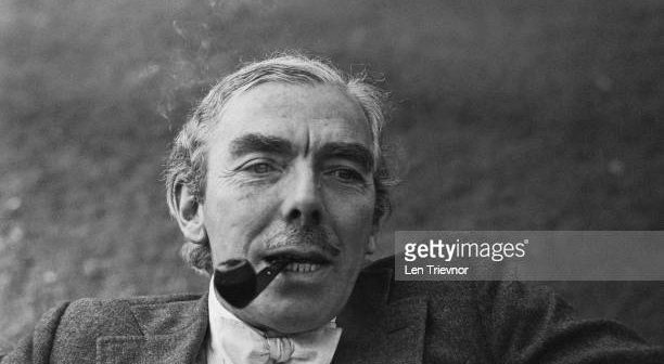 O escritor de comédia inglês Frank Muir (1920 - 1998) é nomeado Pipeman of the Year, Reino Unido, 18 de janeiro de 1973. (Foto de Len Trievnor/Express/Hulton Archive/Getty Images)