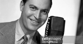 LOS ANGELES - 1º DE ABRIL: Chester Morris (alt. John Chester Brooks Morris) como artista na rádio CBS. Morris era um ator americano de teatro, cinema, televisão e rádio mais conhecido por interpretar Boston Blackie, um criminoso que se tornou detetive, no filme Boston Blackie e na série de rádio da década de 1940. Imagem datada de 1º de abril de 1939. Na foto: Chester Morris. (Foto da CBS via Getty Images)