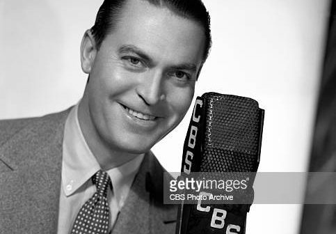 LOS ANGELES - 1º DE ABRIL: Chester Morris (alt. John Chester Brooks Morris) como artista na rádio CBS. Morris era um ator americano de teatro, cinema, televisão e rádio mais conhecido por interpretar Boston Blackie, um criminoso que se tornou detetive, no filme Boston Blackie e na série de rádio da década de 1940. Imagem datada de 1º de abril de 1939. Na foto: Chester Morris. (Foto da CBS via Getty Images)