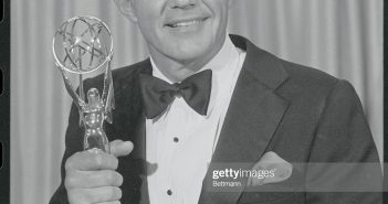 O ator Michael Conrad aponta para um questionador enquanto segura sua estatueta do Emmy, que acaba de receber como Melhor Ator Coadjuvante em Série Dramática por seu papel em Hill Street Blues. (Crédito da foto: Cortesia Getty Images /DIREITOS RESERVADOS)