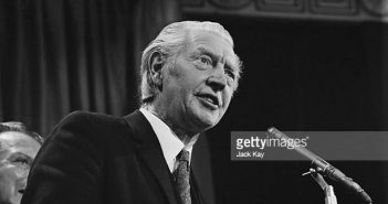 O ator britânico Roger Livesey (1906 - 1976) discursa no Variety Club Show Business Awards, Londres, Reino Unido, 29 de março de 1971. (Foto de Jack Kay/Daily Express/Getty Images)