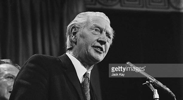 O ator britânico Roger Livesey (1906 - 1976) discursa no Variety Club Show Business Awards, Londres, Reino Unido, 29 de março de 1971. (Foto de Jack Kay/Daily Express/Getty Images)