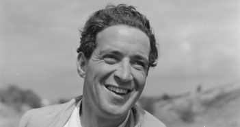 John Gregson com um sorriso largo em um retrato para The Titfield Thunderbolt. (Crédito da foto: Cortesia Studiocanal /DIREITOS RESERVADOS)