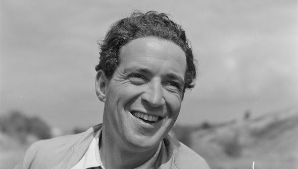 John Gregson com um sorriso largo em um retrato para The Titfield Thunderbolt. (Crédito da foto: Cortesia Studiocanal /DIREITOS RESERVADOS)