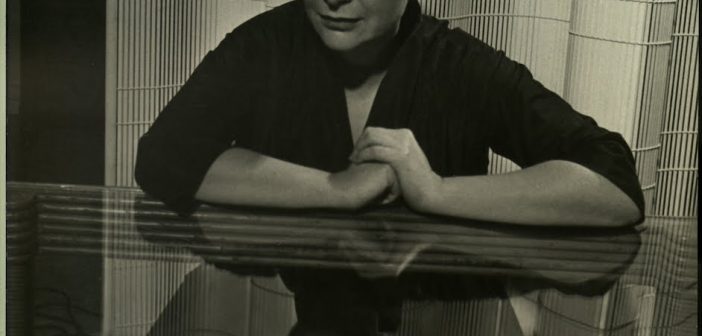 Hedda Sterne, uma artista de muitos estilos. (Crédito da foto: Cortesia - Gjon Mili — Google Arts & Culture / DIREITOS RESERVADOS)