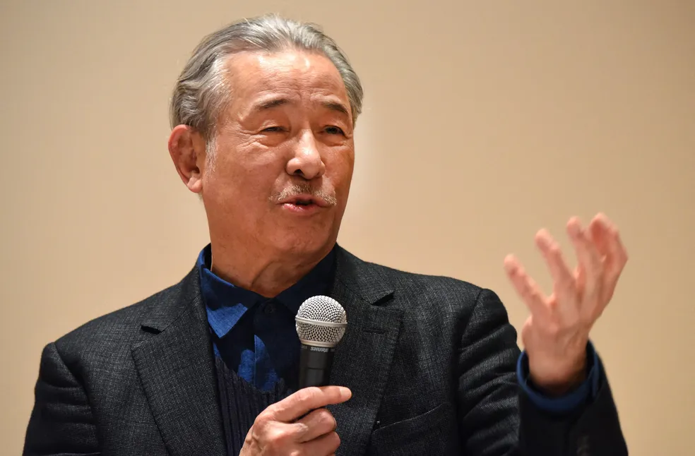 Foto de 15 de março de 2016 do estilista japonês Issey Miyake durante coletiva de imprensa no Centro Nacional de Arte, em Tóquio — Foto: Toru Yamanaka/AFP