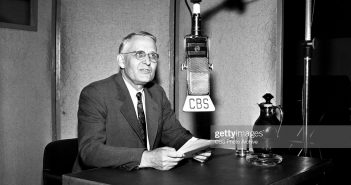 NEW YORK - 5 DE OUTUBRO: Harvey Fletcher, engenheiro acústico da Bell Labs e o "pai do som estereofônico" senta-se no microfone da rádio CBS. Imagem datada: 5 de outubro de 1946, Nova York, NY. (Foto da CBS via Getty Images)