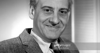 LOS ANGELES - 3 DE DEZEMBRO: Retrato do ator Hans Conried. Ele é um painelista regular no programa de televisão da CBS, Stump the Stars, (também conhecido como: Pantomime Quiz). 3 de dezembro de 1962. (Foto da CBS via Getty Images)