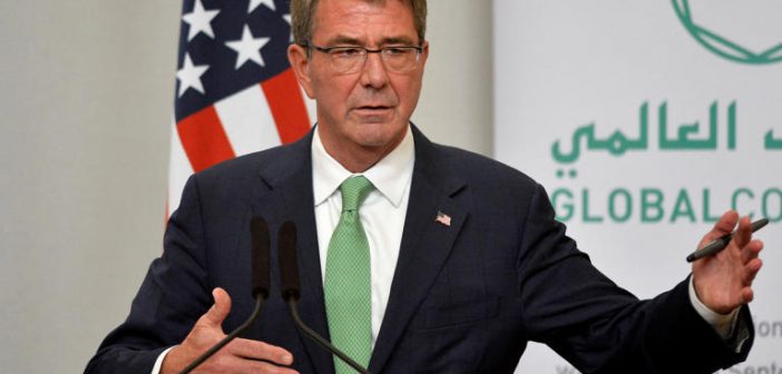 Imagem de arquivo: O então secretário de Defesa dos EUA Ash Carter em entrevista coletiva em 2016. © Reuters