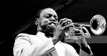 O trompetista de jazz americano Cootie Williams, da Duke Ellington Orchestra, se apresentando no Tivoli Gardens Copenhagen, Dinamarca, em julho de 1970. (Foto de Jan Persson/Getty Images)