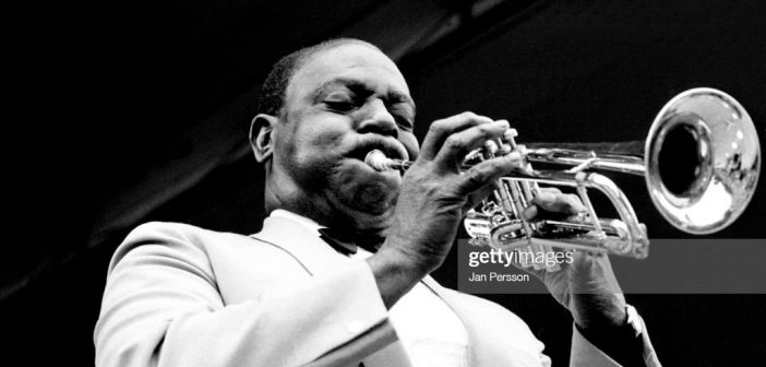 O trompetista de jazz americano Cootie Williams, da Duke Ellington Orchestra, se apresentando no Tivoli Gardens Copenhagen, Dinamarca, em julho de 1970. (Foto de Jan Persson/Getty Images)