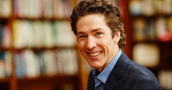 Joel Osteen, autor norte-americano, é um famoso pastor evangélico da TV dos EUA, dono da mega igreja Lakewood Church.