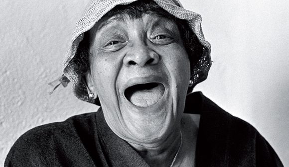 Moms Mabley a precursora do stand up. (Crédito da fotografia: Cortesia Revista Raça / REPRODUÇÃO / DIREITOS RESERVADO)