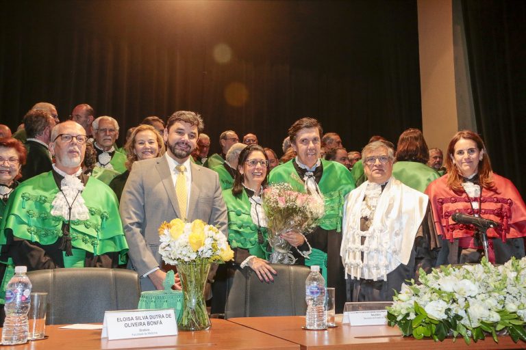 (A partir da esquerda) O vice-diretor Paulo Pêgo Fernandes, o secretário executivo da Secretaria de Estado da Saúde Eduardo Ribeiro Adriano, a diretora Eloisa Bonfá, o ex-diretor Tarcísio Eloy Pessoa de Barros Filho, o reitor Carlos Gilberto Carlotti Junior e a secretária-geral da USP, Marina Gallottini – Foto: Marcos Santos/USP Imagens