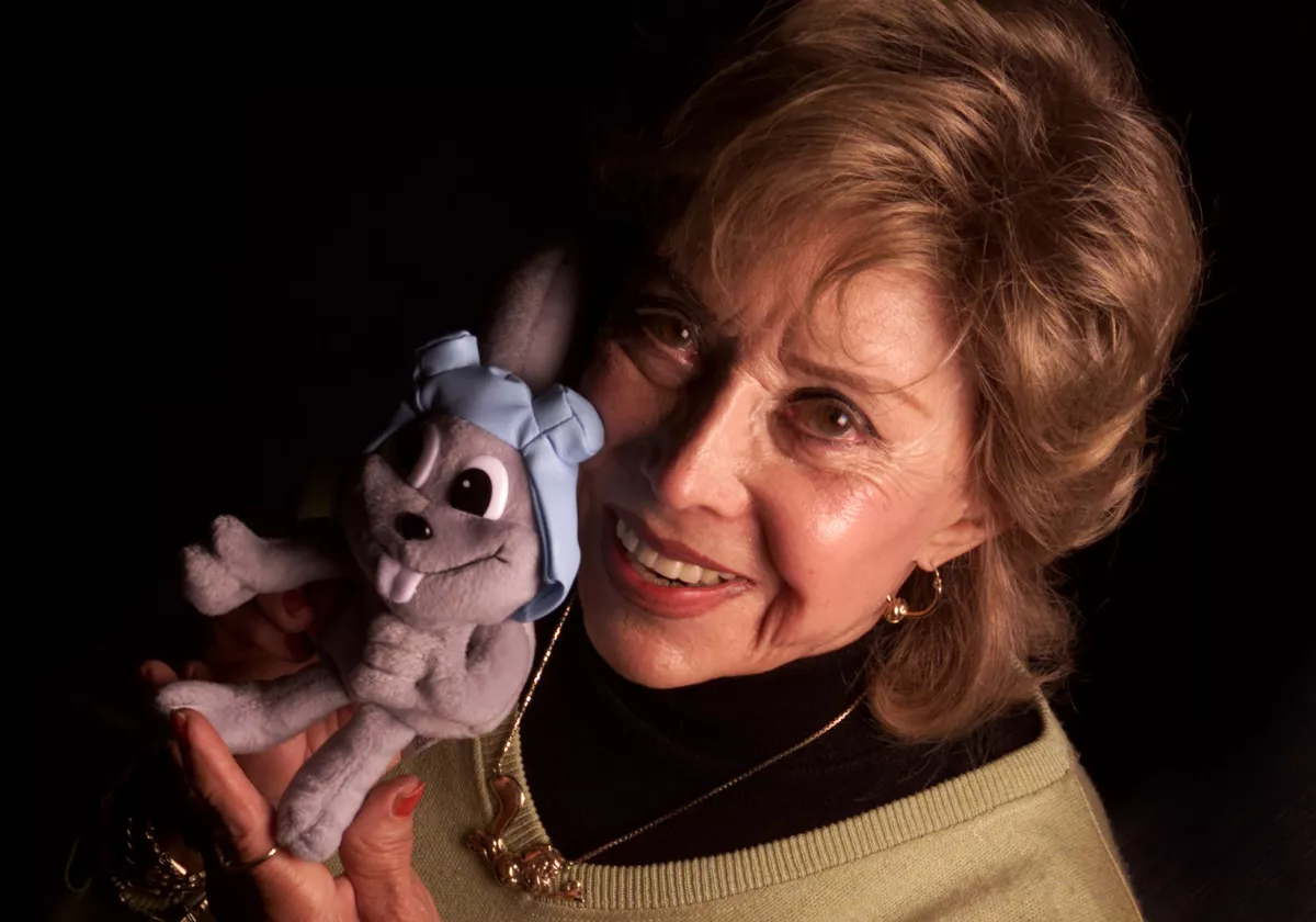 June Foray é mostrada em sua casa em Woodland Hills em 16 de junho de 2000. (Brian van der Brug/Los Angeles Times)