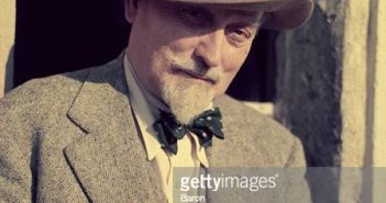 1952: autor e roteirista inglês Sir Compton Mackenzie (1883 - 1972) que encontrou grande parte de sua inspiração na Escócia, seu lar adotivo. (Foto por Baron/Hulton Archive/Getty Images)