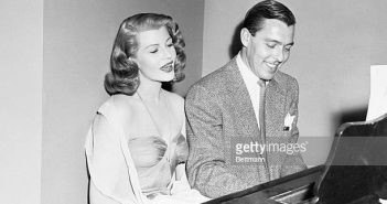 A atriz Rita Hayworth ao piano com Fred Karger, da Columbia Pictures, no set do filme de 1952, Caso em Trindade. Getty Images