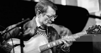 AMSTERDÃ, PAÍSES BAIXOS - 26 DE FEVEREIRO: Derek Bailey se apresenta ao vivo no palco do Bimhuis em Amsterdã, Holanda, em 26 de fevereiro de 1983 (foto de Frans Schellekens/Redferns)