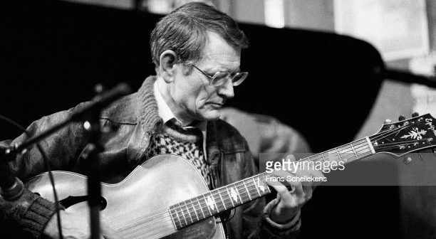 AMSTERDÃ, PAÍSES BAIXOS - 26 DE FEVEREIRO: Derek Bailey se apresenta ao vivo no palco do Bimhuis em Amsterdã, Holanda, em 26 de fevereiro de 1983 (foto de Frans Schellekens/Redferns)