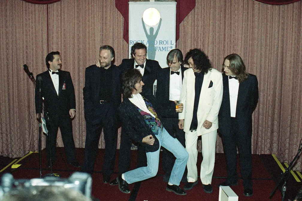 Jeff Beck toca 'air guitar' de frente para Jimmy Page, com outros membros do Yardbirds, quando o grupo foi ao jantar do Hall da Fama do Rock, em 1992 — Foto: AP Photo/Mark Lennihan, File