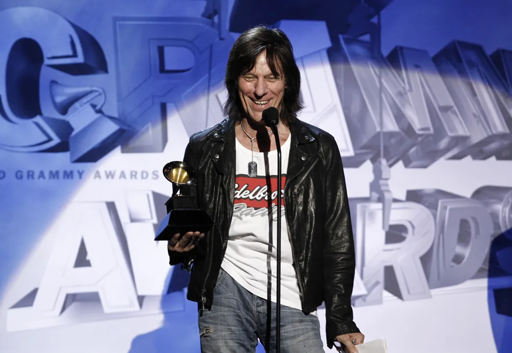 Jeff Beck ganha o Grammy de melhor performance pop instrumental por 'Nessun Dorma' em 2011 — Foto: AP Photo/Matt Sayles, File