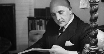 O tenor Max Lorenz faz uma pausa em seu escritório. Sua carreira operística durou quase 30 anos depois que ele estreou na Semperoper em Dresden, Alemanha, em 1927. (Foto: Nat Farbman/Getty Images)