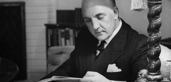 O tenor Max Lorenz faz uma pausa em seu escritório. Sua carreira operística durou quase 30 anos depois que ele estreou na Semperoper em Dresden, Alemanha, em 1927. (Foto: Nat Farbman/Getty Images)