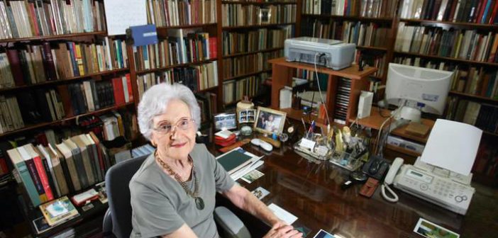 Cleonice Berardinelli, especialista em literatura portuguesa do Brasil, foi eleita como imortal da Academia Brasileira de Letras em 2009. (Foto: Fabio Motta/Arquivo/Agência Estado Foto: Fabio Motta/Arquivo/Agência Estado) © Fornecido por Estadão