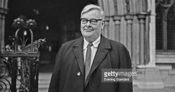 O autor e jornalista inglês Raymond Postgate (1896 - 1971) do lado de fora do Royal Courts of Justice em Londres durante um processo judicial, Reino Unido, 3 de novembro de 1965. Sua resenha de Babycham em uma edição de 1965 da revista 'Holiday' resultou em um processo por difamação de os fabricantes, mas Postgate foi absolvido. (Foto do Evening Standard/Hulton Archive/Getty Images)